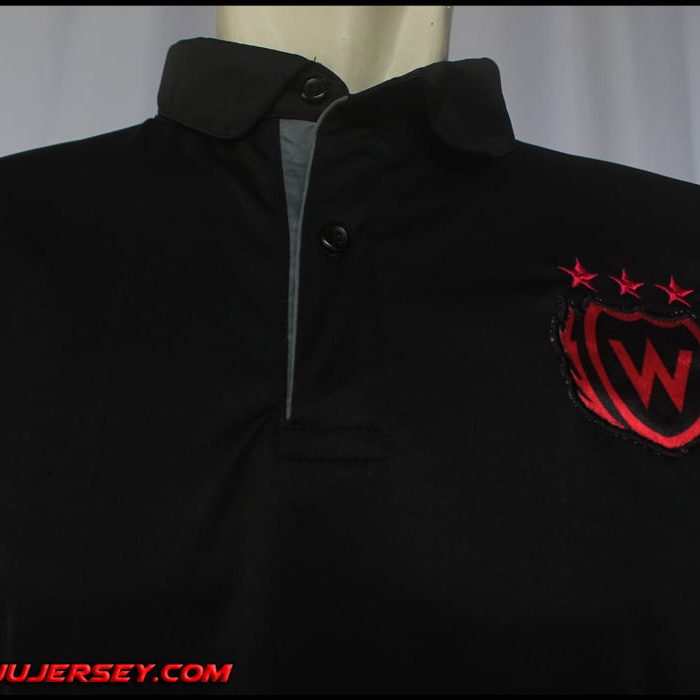 Jersey bola berkerah