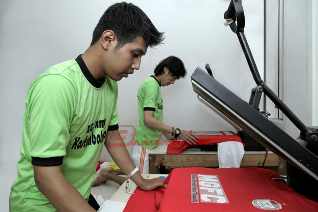 Pesan Jersey bola Bikin jersey custom sendiri